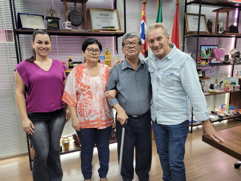 Milton Mizukawa e a esposa Elza (no centro) se reuniram com prefeito Ed Thomas