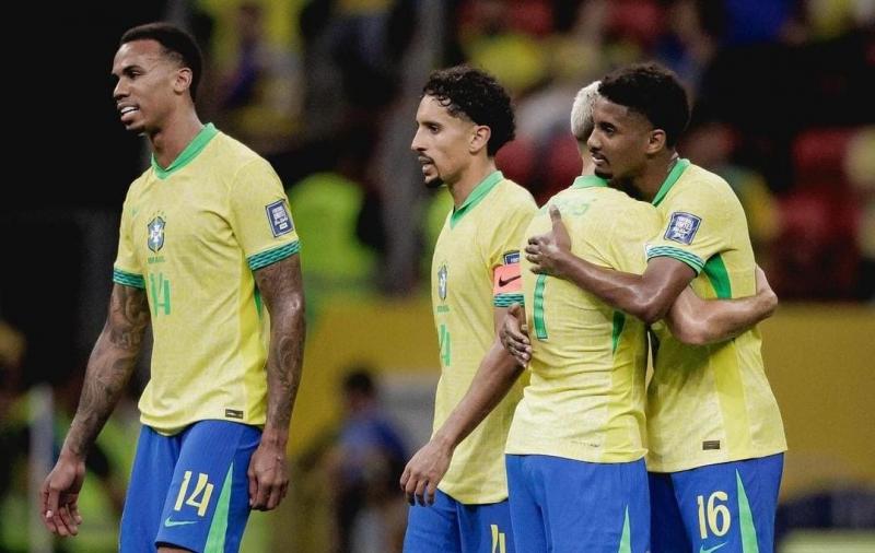 Zagueiros Gabriel Magalhães e Marquinhos, e o meia Andreas Pereira abraçando Abner após o camisa 7 anotar o 3º gol do Brasil 