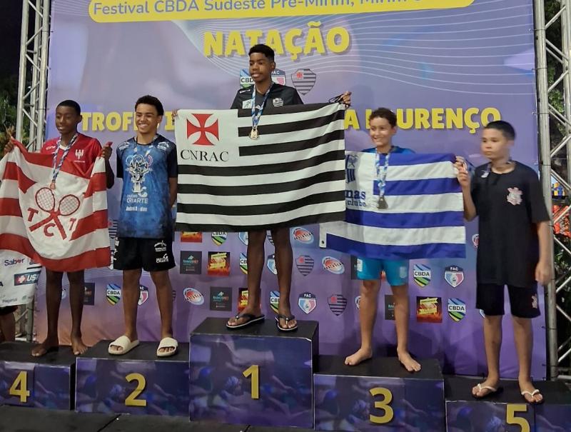 Enzo Pereira do Nascimento foi vice-campeão ontem, nos 100m nado costas