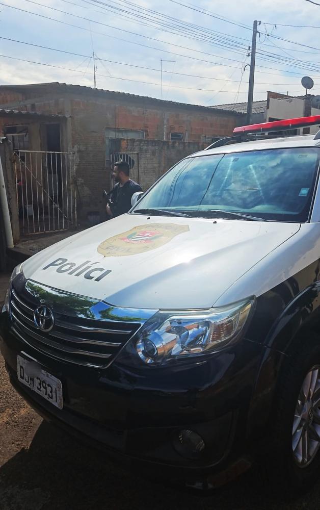 Equipe formada por sete policiais civis flagrou dupla em um local especializado na venda de crack