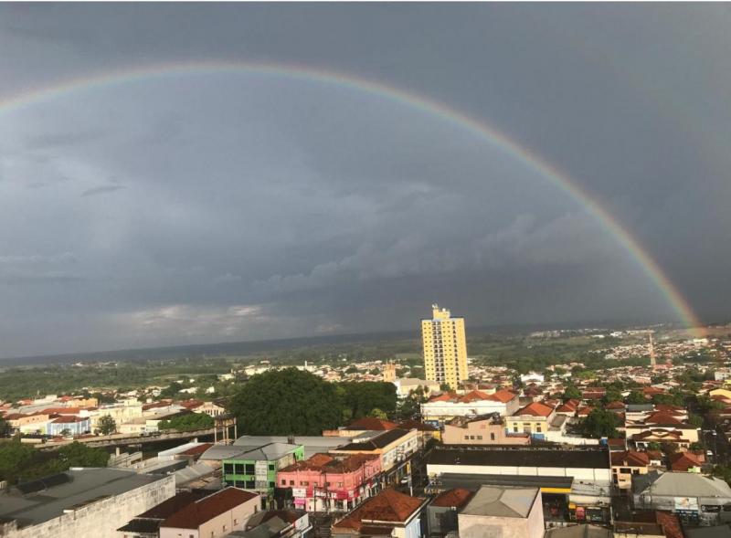 Arco-íris apareceu após chuva fraca e vento