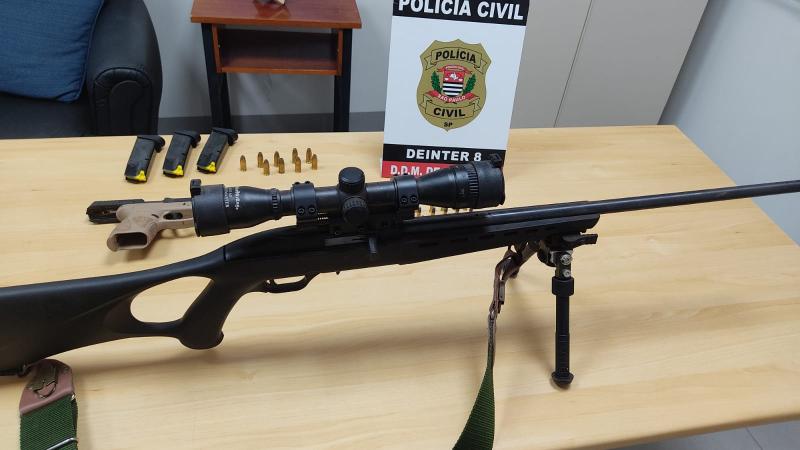 Armas, que estavam registradas, permaneceram sob custódia, à disposição da Justiça