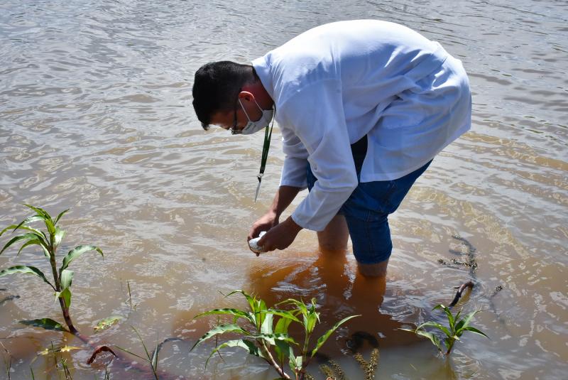 Universidade coletou amostra de água para análise microbiológica