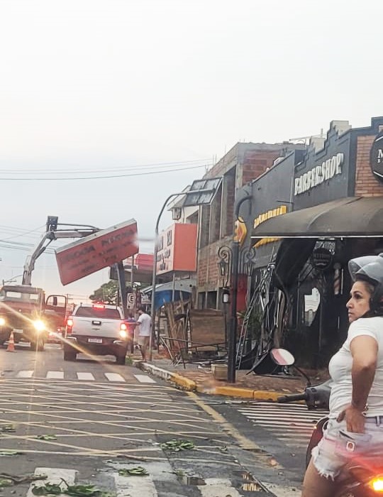 Coberturas e placas de estabelecimentos comerciais vieram abaixo