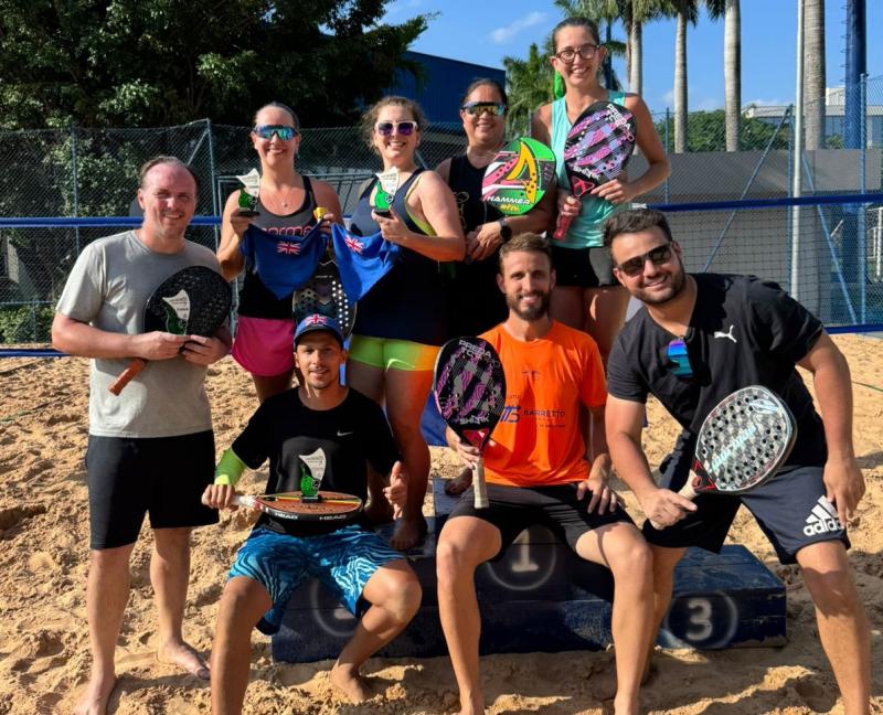 Atletas das duas equipes, campeã e vice, juntas no pódio