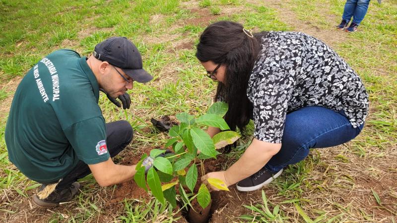 No dia 10, área verde em frente a Creche Vó Dita recebeu 13 plantas, em parceria com a Semea