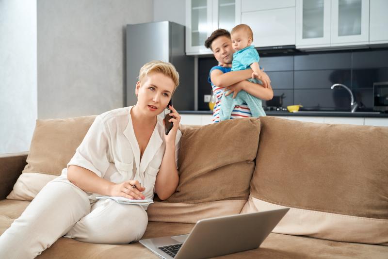 Nos domicílios de responsável sem cônjuge com filhos, a prevalência é de titulares femininas