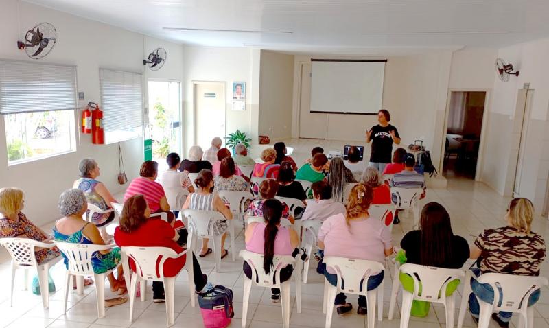 Idosos do CCI de PIrapozinho aprendem em oficina como tirar fotos com celular