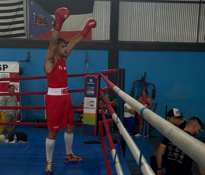 Higgor Esquiva na luta em que garantiu o título Paulista de boxe na categoria até 86 kg