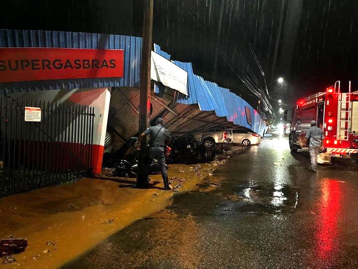 Queda da cobertura se deu por volta das 19h, na Avenida João Pessoa, na área central da cidade