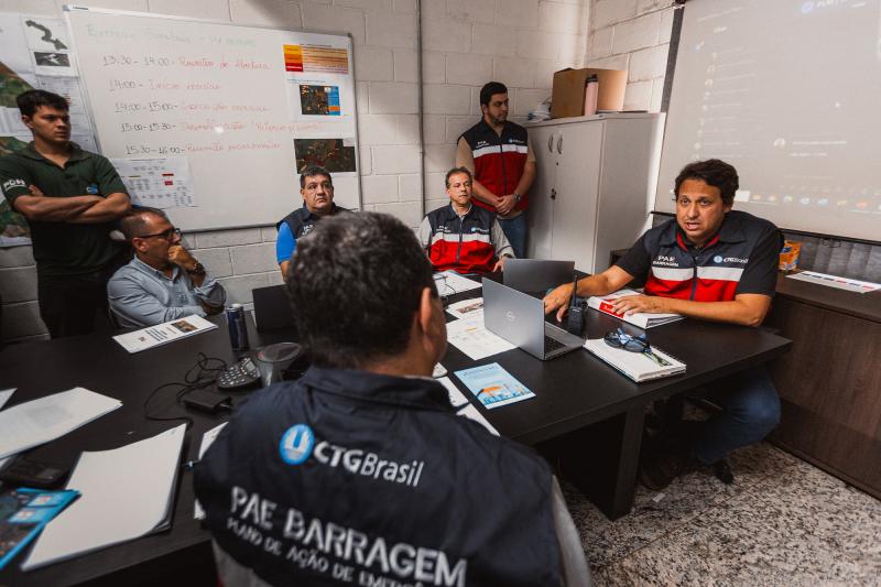 Equipes da CTG Brasil e da Defesa Civil durante preparação para simulado