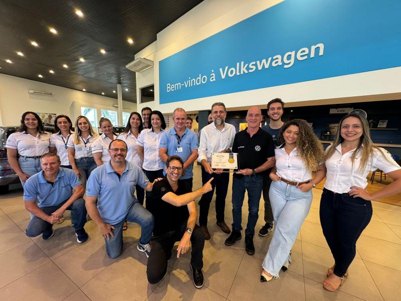 REPRESENTANTES DA VW ENTREGARAM CERTIFICADO PARA A EQUIPE LIANE