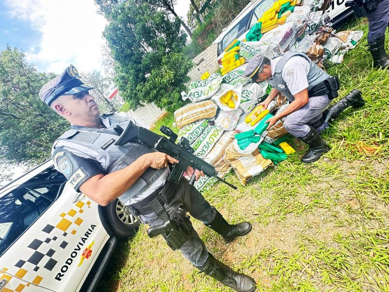 Entorpecente estava distribuído em 51 sacos de rafia, os mesmos utilizados na embalagem de carvão