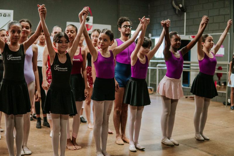 Alunos da Camerata Escola de Música e Dança durante ensaio