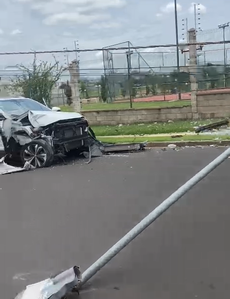 Acidente de trânsito envolvendo um poste foi registrado nesta sexta-feira, na Avenida Miguel Dahma