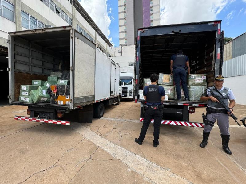 Carga e os veículos foram apreendidos na sede da Delegacia da Receita Federal