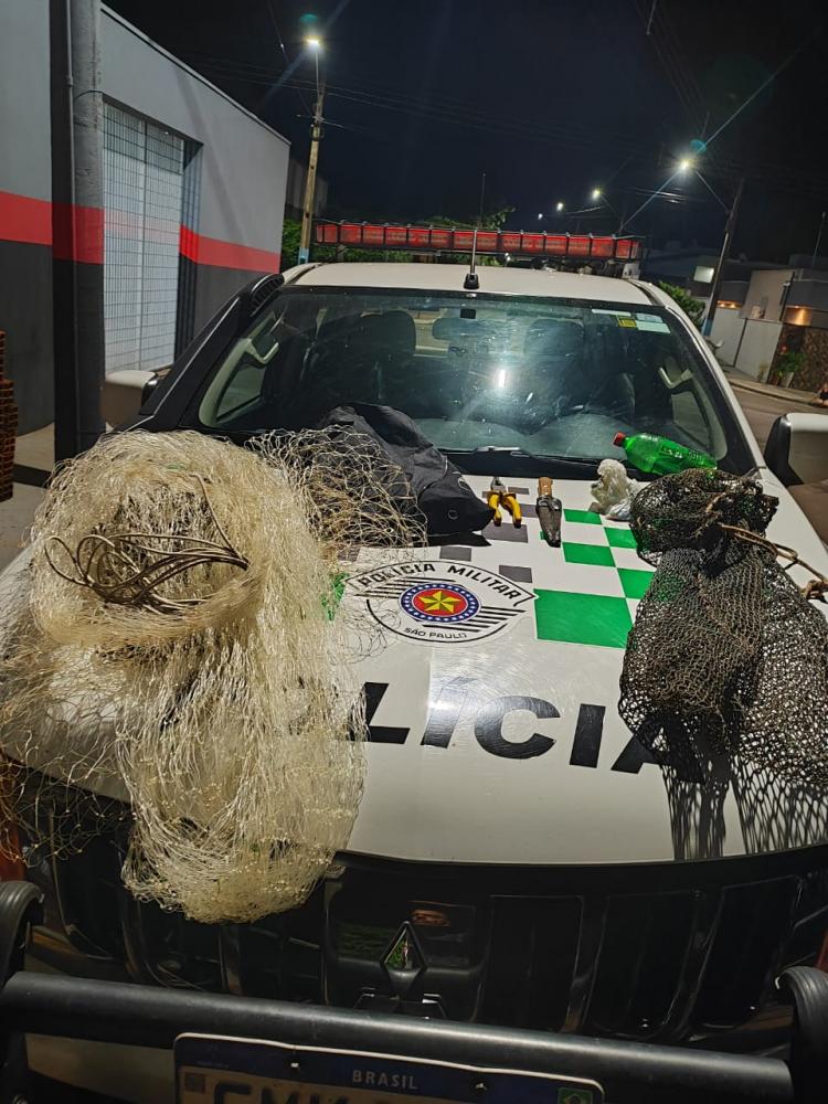 Policiamento apreendeu tarrafa, malhas, e demais petrechos de pesca, além de pescado