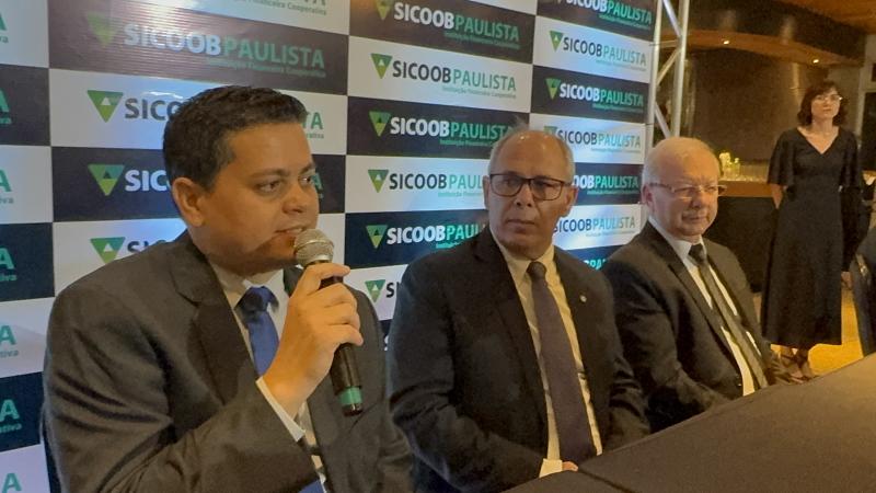 Diretores do Sicoob Paulista, durante a entrevista coletiva na última quinta-feira, no Aruá Hotel:  Sérgio Nascimento, diretor geral; o presidente José Gasques e o diretor de negócios, Valter Biazon