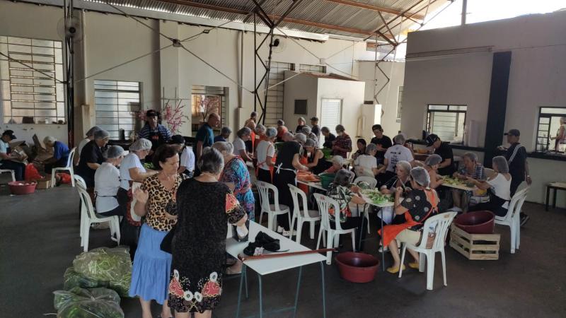 Equipes se organizaram em uma linha de produção para a montagem dos pratos