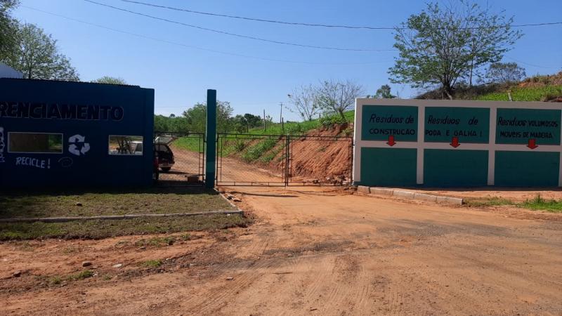 Local de transbordo de resíduos sólidos em Santo Anastácio