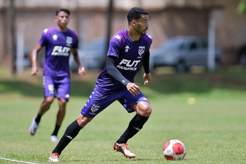 Meia Danilo Pereirra em ação durante jogo-treino do Carcará contra o Sub-20 do Tupã, no último sábado 