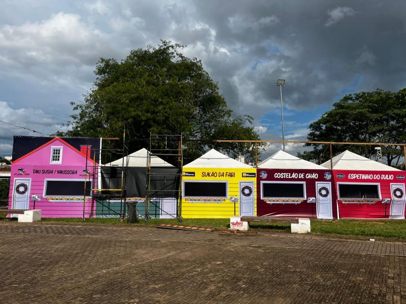 25 casinhas decoradas darão vida à parte inferior da praça, formando uma “charmosa” vila