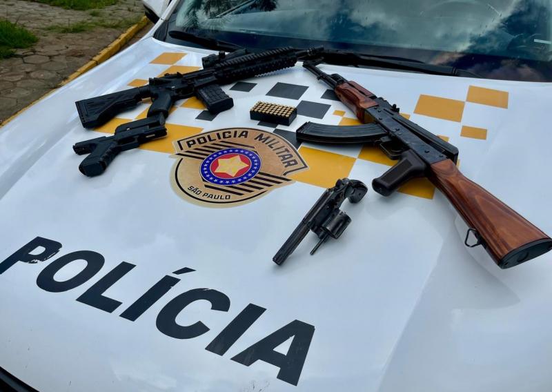 Nas laterais de assoalho de Meriva, policiais encontraram fuzis, pistola, revólver, carregadores e munições 