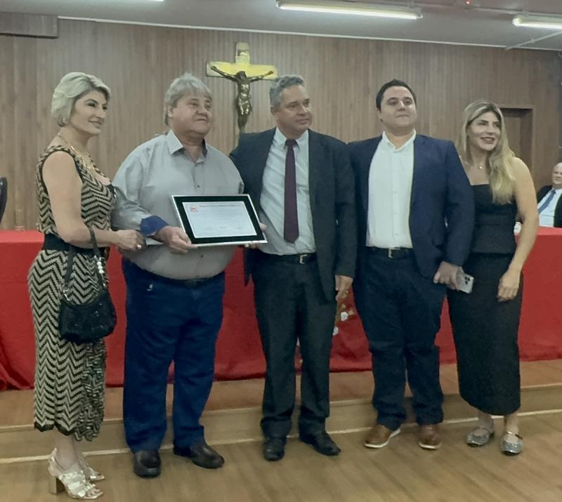 Vereador Demerson da Saúde entregou a homenagem para Silvana Celia Garcia Silva e Luis Carlos Gonçalves, e os filhos Felipe E Thais