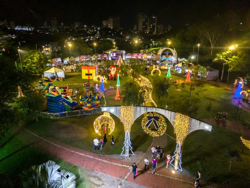 Vila Natal na Praça do Centenário traz a magia da época para Prudente