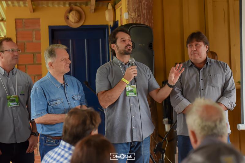 Deputado Mauro Bragato, secretário da Agricultura, Guilherme Piai, e Adilson Menossi, prefeito de Anhumas