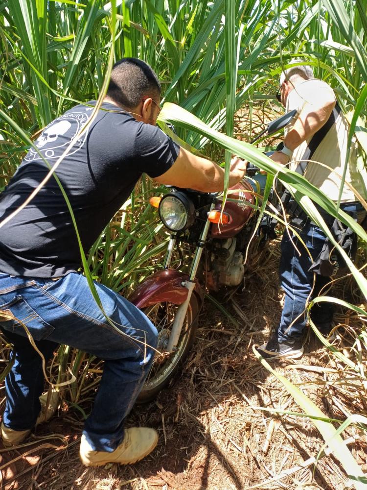 Moto utilizada pelo suspeito dos fatos para fuga foi encontrada em um canavial