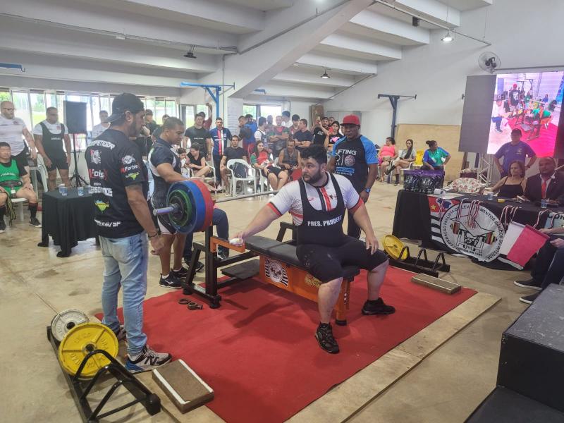 Prudentino levantou exatos 232 kg, subindo ao degrau mais alto do pódio da competição