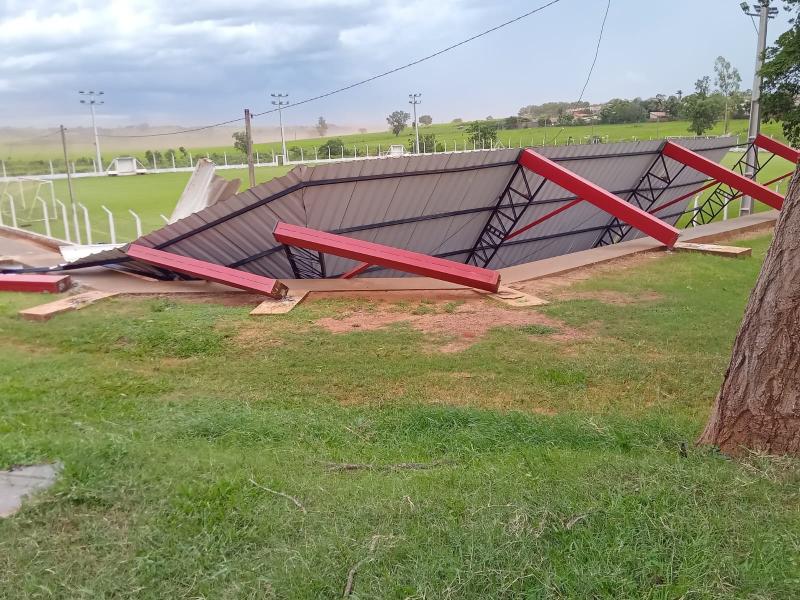 Em Emilianópolis, força do vento derrubou cobertura da arquibancada do campo municipal