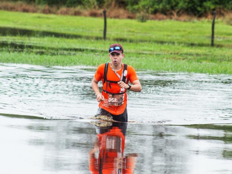 Anderson Diniz durante a Pantanal Marathon, enfrentando áreas alagadas