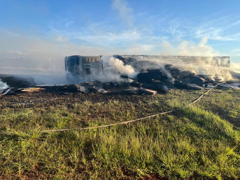 Polícia Rodoviária foi acionada às 17h15 desta sexta para atender ocorrência de tombamento de um caminhão seguido de incêndio, que resultou na interdição total da rodovia logo após o sinistro 