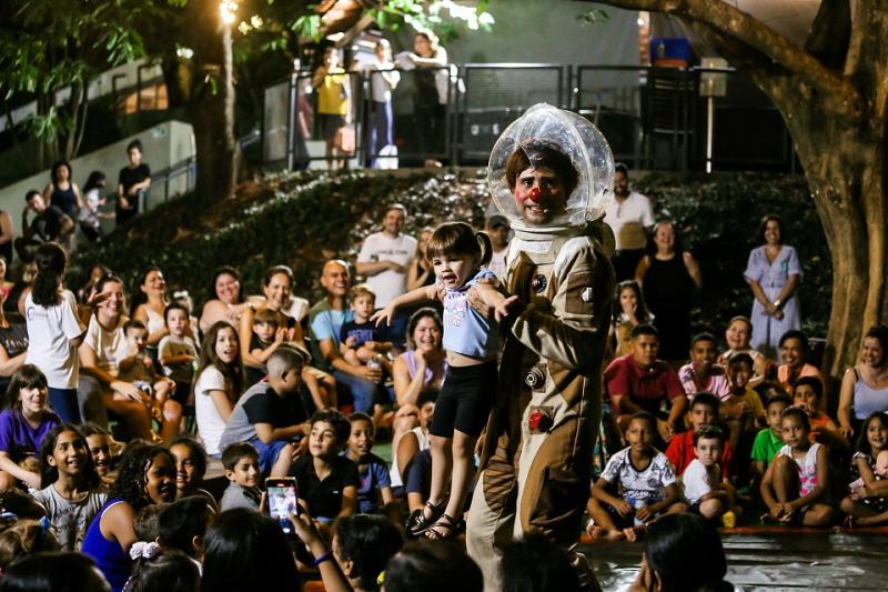 No Dia das Crianças, pequenos participaram de uma viagem incrível até a lua, com o espetáculo “Fora de Órbita”