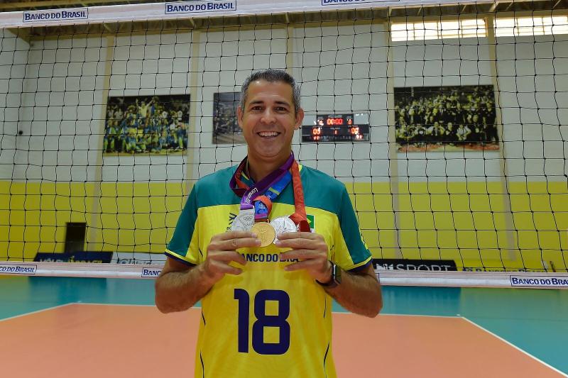 Ex-atleta de vôlei, Dante Amaral, divide histórias e técnicas da modalidade com o público neste sábado