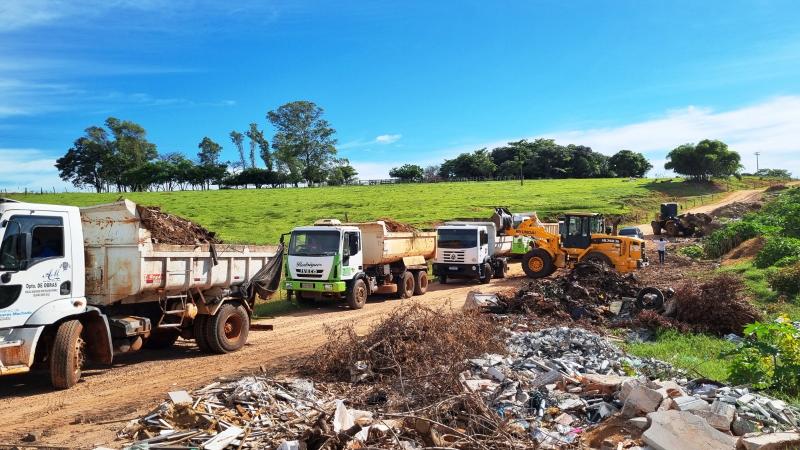 Prefeitura de Álvares Machado iniciou ano fazendo limpeza de vários pontos da cidade