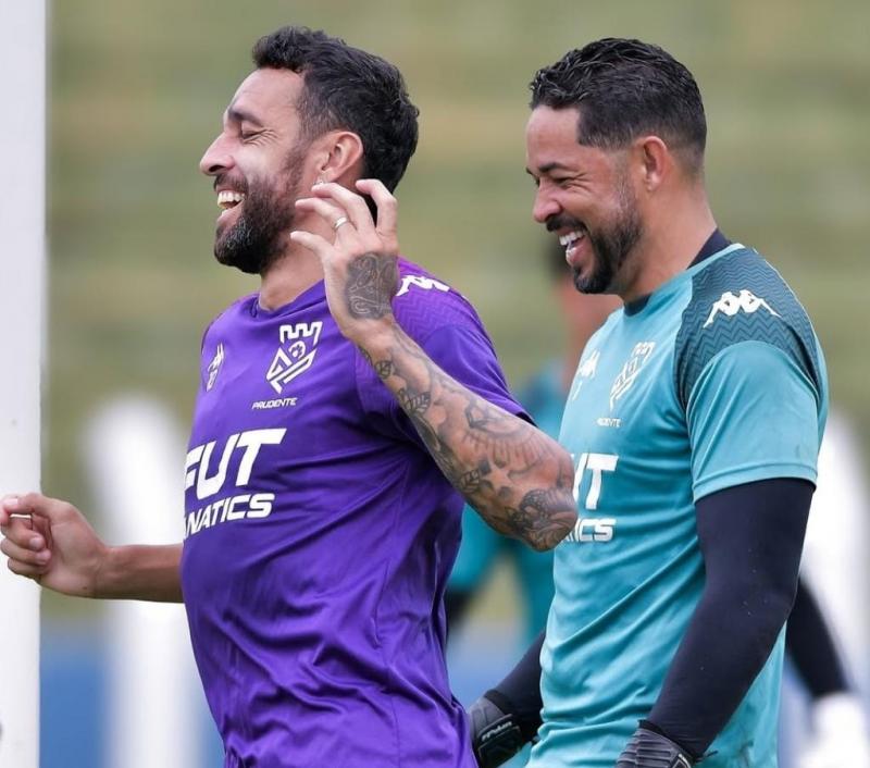 Centroavante Caio Mancha e goleiro Luiz durante treino do Grêmio Prudente na pré-temporada no Prudentão 