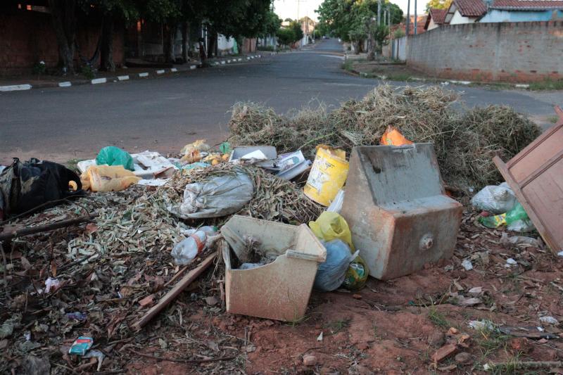 Lixo acumulado pelas ruas de Tarabai por causa, segundo a Prefeitura, do sucateamento da frota municipal 