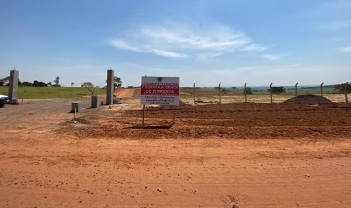 Placa instalada no local indicava que o espaço se tratava de um loteamento “clandestino”