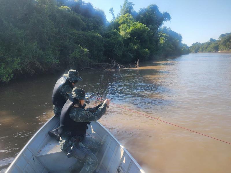 Polícia Ambiental apreende anzóis e espinhéis durante Operação Piracema, no Rio Aguapeí em Flórida Paulista