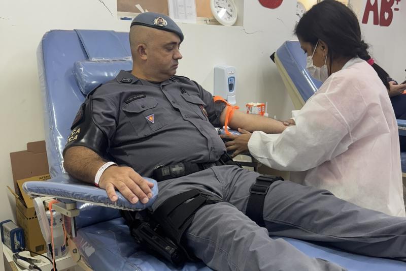 1°-sargento PM Rossini doa sangue no Hemocentro da Santa Casa