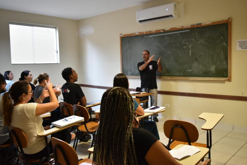 Curso conta com profissionais bilíngues e professores surdos graduados