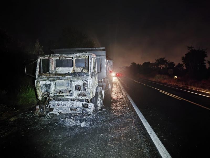  Após a batida entre caminhão e moto, veículos pegaram fogo