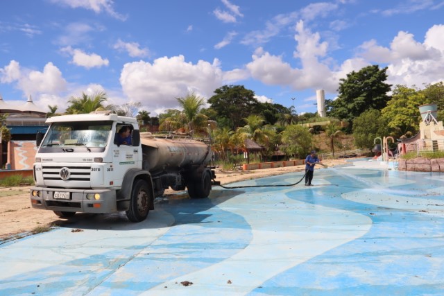 Limpeza e zeladoria do Parque Aquático tiveram início nesta quinta