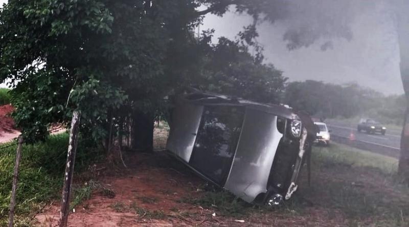 Já em Junqueirópolis, Ford Escort bateu contra uma árvore e, em seguida, tombou