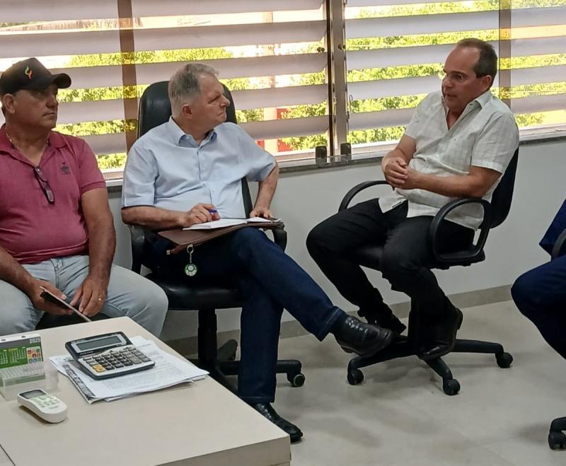 Deputado Mauro Bragato (centro) com o prefeito de Presidente Epitácio, André Lima (à dir.), anunciando recursos à saúde da cidade