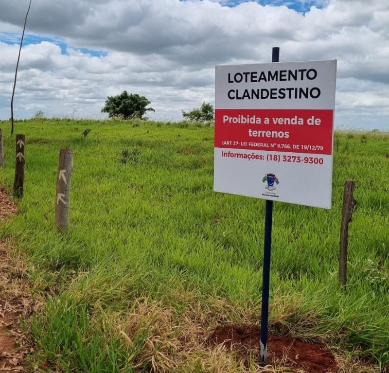 Prefeitura de Álvares Machado coloca placa em local onde são vendidos lotes irregularmente