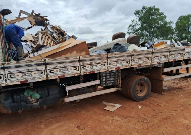 Em média são recolhidos 10 caminhões de entulho, por dia, em Machado